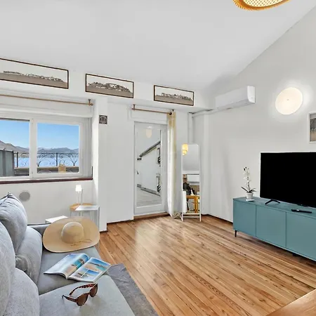 Apartment Rooftop On View - Happy *